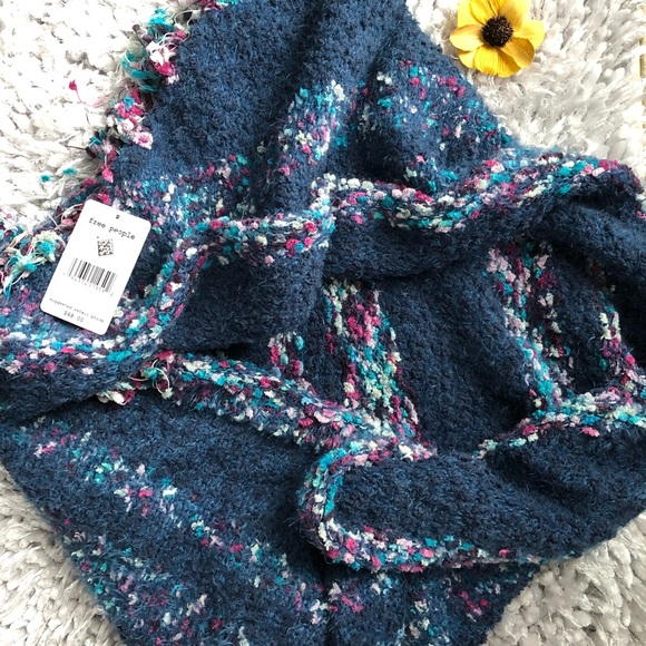 🆕New with tags FREE PEOPLE SNUGGLE TRIANGLE SCARF - Picture 3 of 9